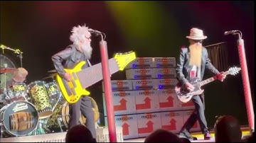 ZZ TOP PERFORMS “GOT ME UNDER PRESSURE” With 17 STRING BASS