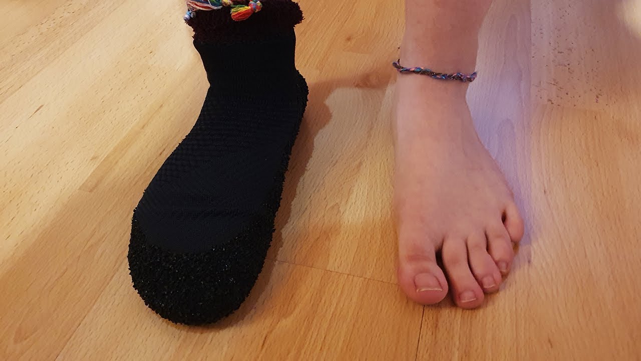 Skinners 2.0 - Barfußsocken | Maja mit Socken im Supermarkt