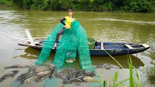 Harvesting fish - Bagua net catch many fish go to the village to sell - Green forest free bushcraft