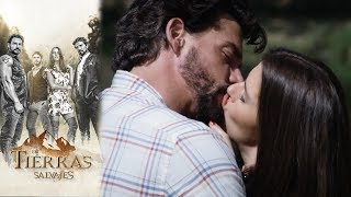¡Isabel y Daniel se besan por primera vez! | En tierras salvajes  - Televisa
