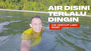 AIR DISINI TERLALU DINGIN ! SUNGAI MENGGAMAT