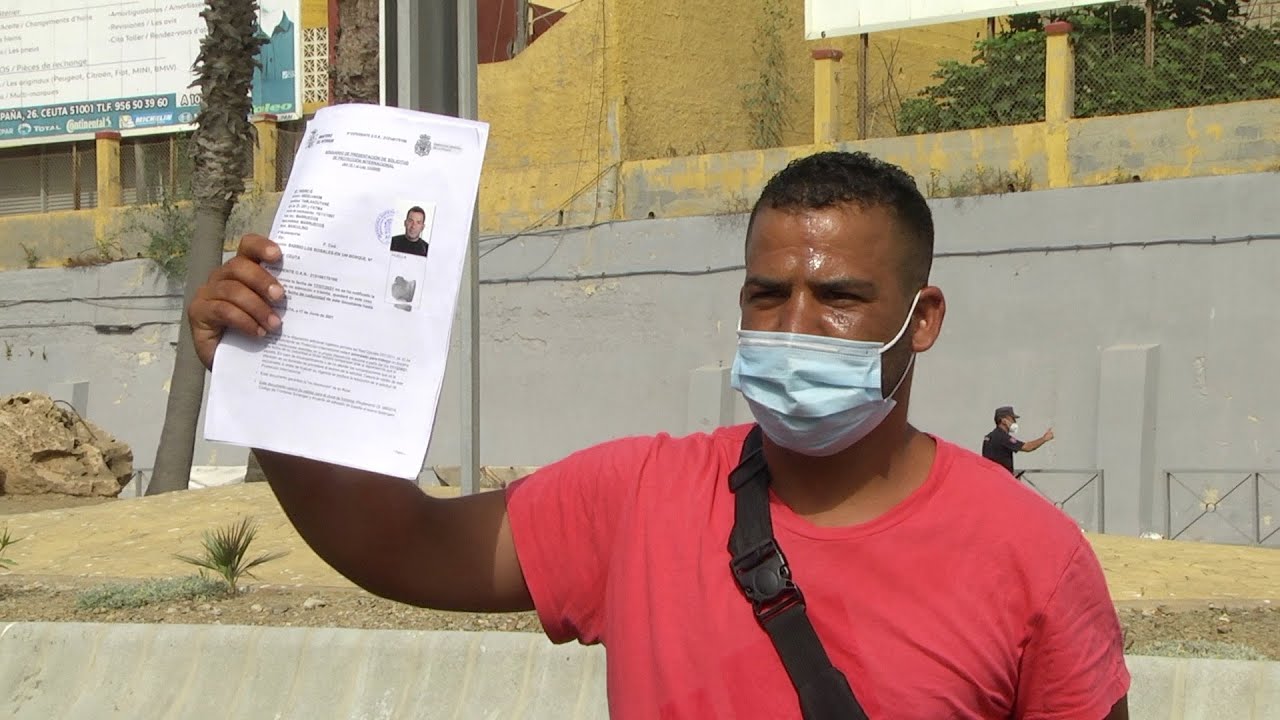 Las dos caras del Tarajal: unos, sin cita para el asilo y otros, celebran con sus papeles