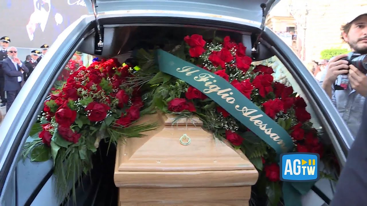 Pippo Baudo, l'abbraccio della piazza poi il corteo funebre per i vicoli di Militello