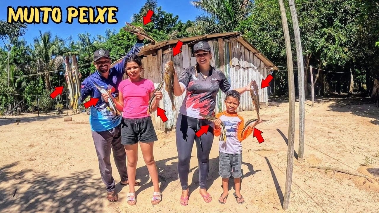 Encontramos um lugar lotado de peixes e fizemos moqueca de peixe no fogão a lenha
