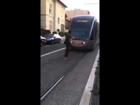 أوقف ترامواي باش يصاوب حذاءه