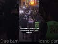 Lazza: due bambini scavalcano le recinsioni per abbracciare il cantante, il video è virale