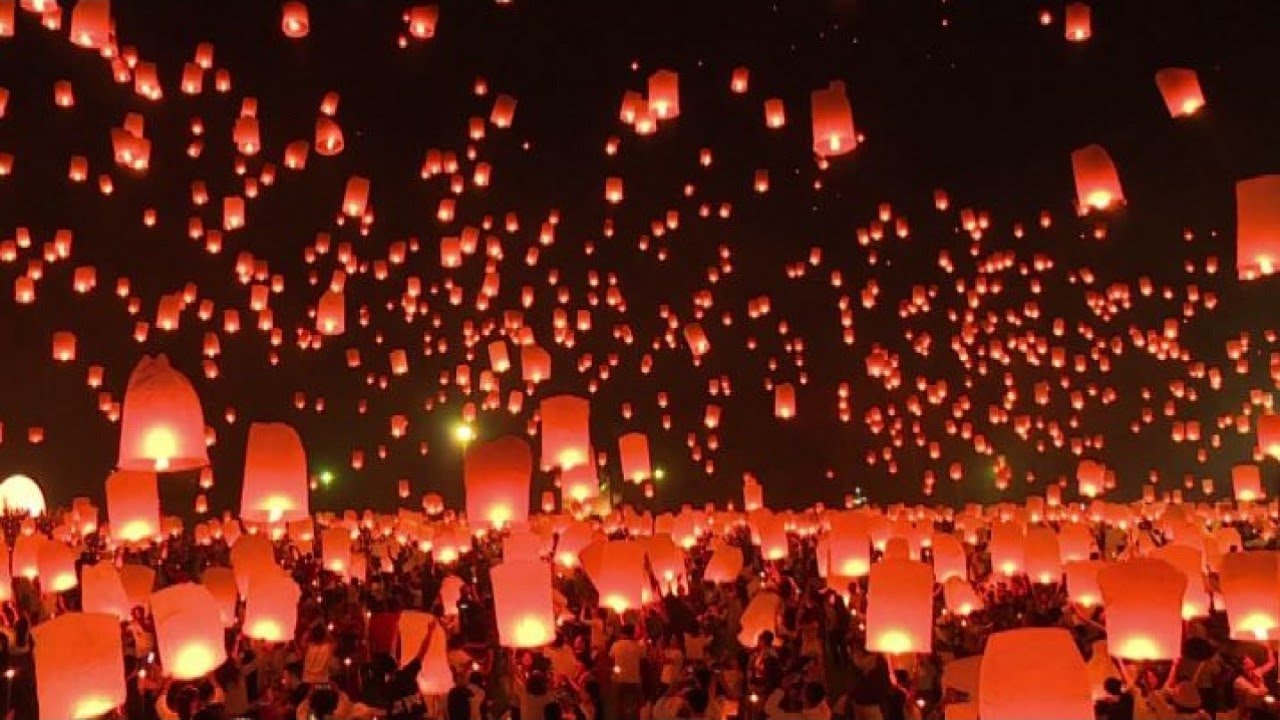 Migliaia di lanterne volanti illuminano il cielo in Thailandia 