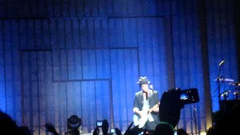 Bruno Mars - The Lazy song part 1 Live Brussels - 19.10.11