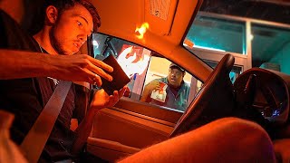 CARTEIRA QUE PEGA FOGO! *reações em público* - YouTube