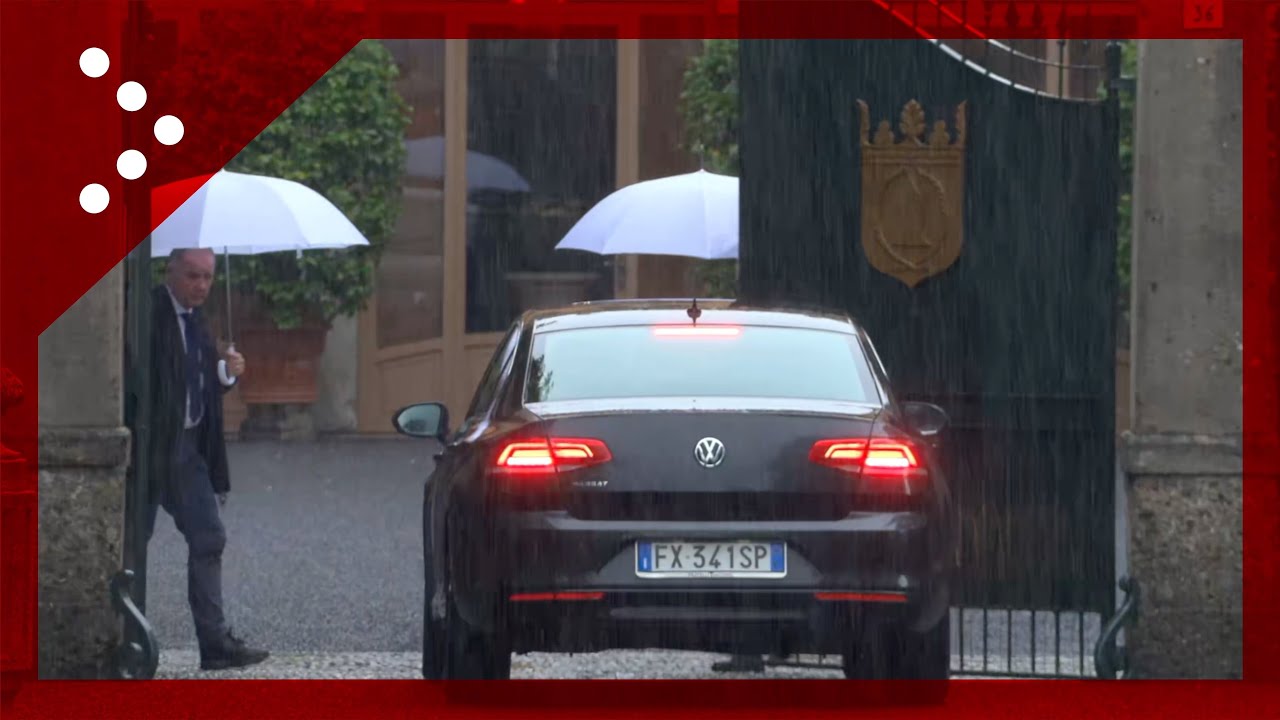 Berlusconi, camera ardente privata allestita ad Arcore: auto entra a Villa San Martino