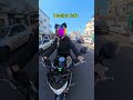 Menina motociclista de hornet