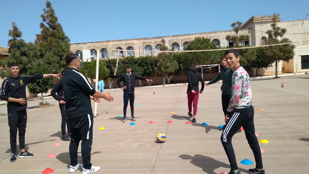 لعبة شبه رياضية ترويحية في نشاط الكرة الطائرة.