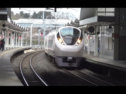 ひたち野うしく駅を高速で通過する常磐線下り特急ひたち