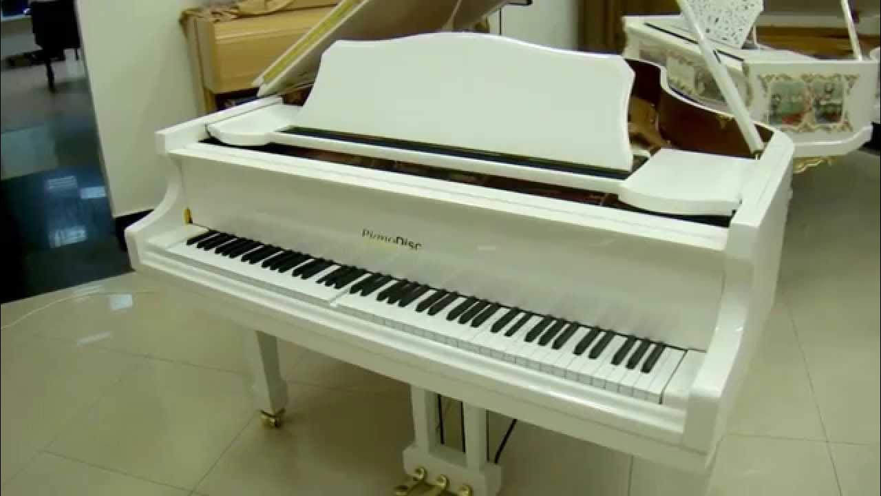 Рояль россии играть. Самоиграющий рояль. Пианино самоеиграещее. Белый рояль. Рояль белый домашнее.