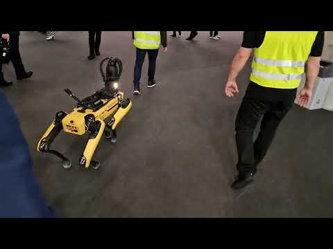 Robotický pes Spot od Boston Dynamics na MWC 2022 v Barceloně