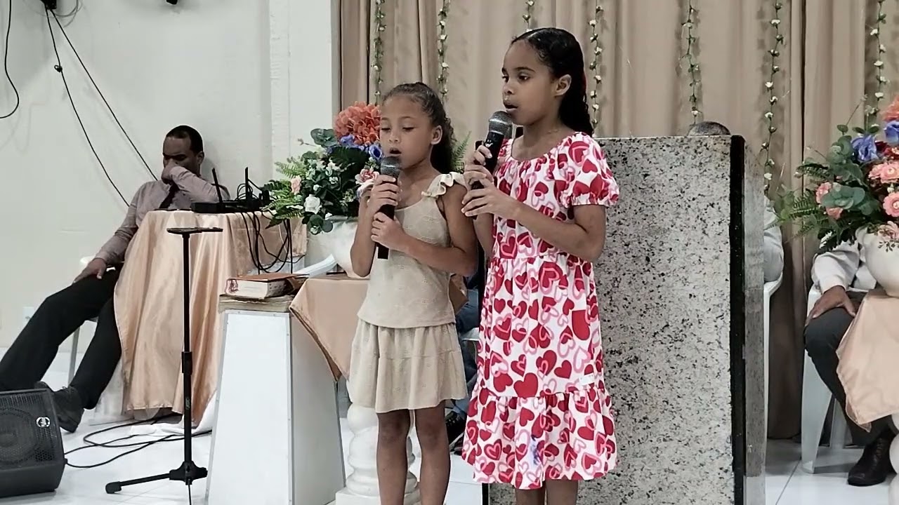 OLHA ESTA DUAS CRIANÇA CANTANDO SA IGREJA ASSEMBLEIA DE DEUS AGUIA ALIANÇA