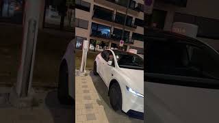 Tesla Model Y Standard lädt am Supercharger 🔋⚡