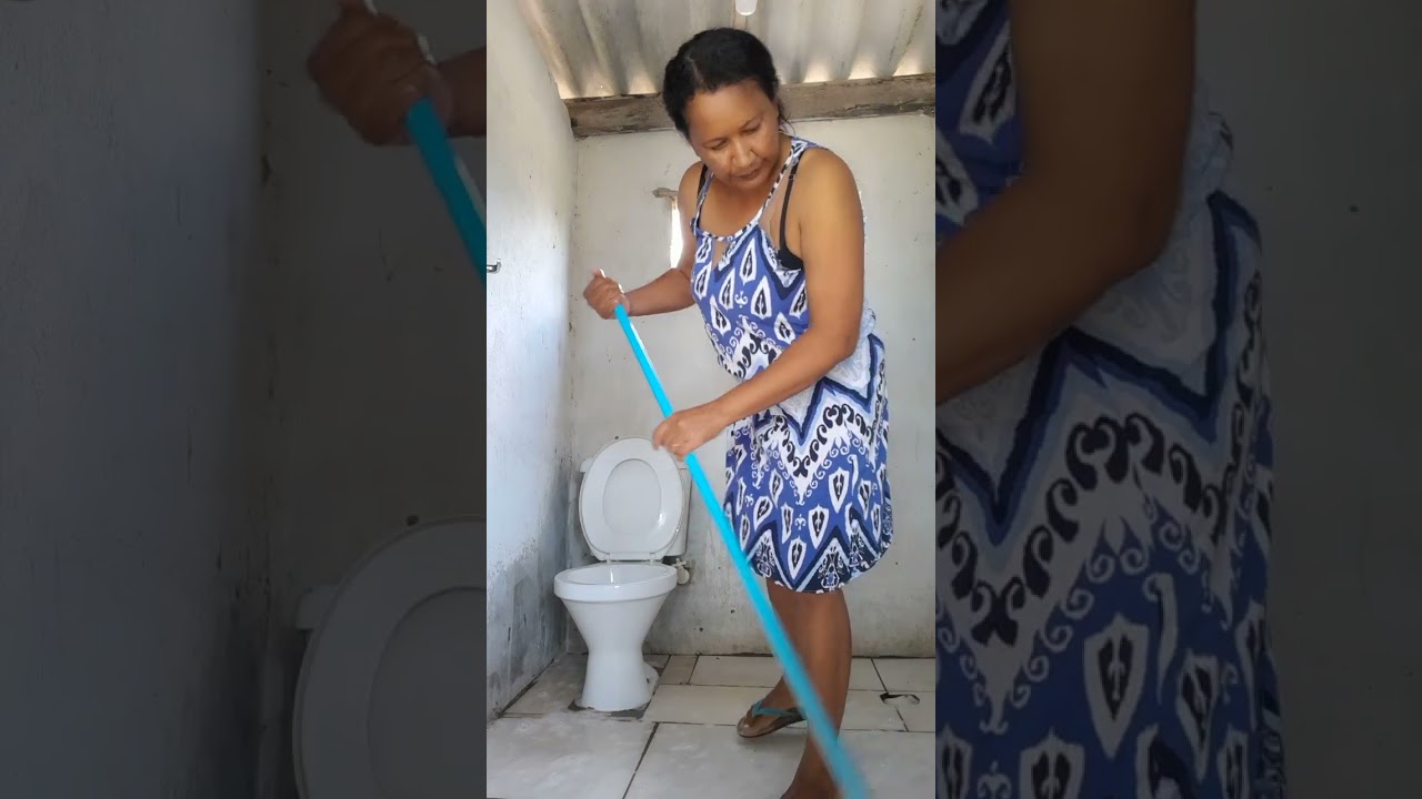 Limpando o banheiro do bar