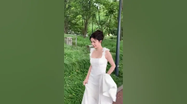 白鹿這一身白衣裙造型也太美了吧 #8姐就愛扒八叭 - 天天要聞
