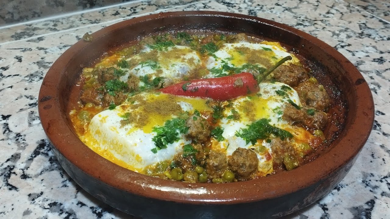 طاجين بالكفتة وجلبانة والبيض 