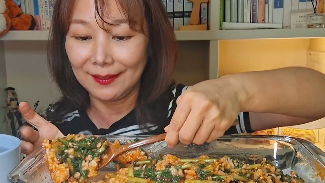 후덥지근한 하루 끝, 열무비빕밥으로 입안은 시원하게 After a hot and sticky day, young radish bibimbap cools me down.