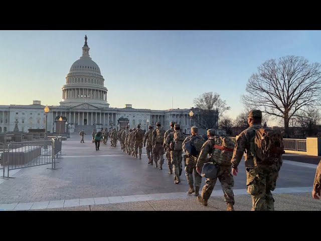寝転ぶ州兵、叫ぶ市民　議事堂前「弾劾しろ、逮捕しろ」