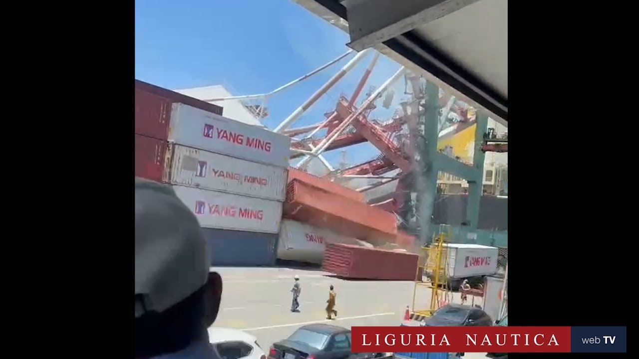 Una nave portacontainer abbatte due gru durante la manovra in porto a Kaohsiung