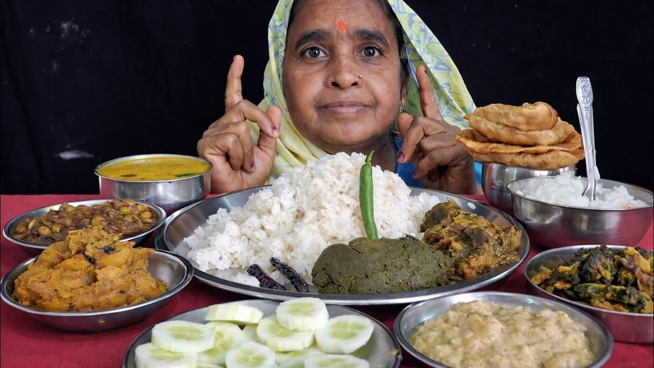 गाँव का पूरा देसी खाना | चावल, दाल, साग, सब्जी, पूरी के साथ घर की स्पेशल थाली | #totalfoodeating 