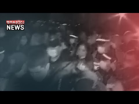 დაკავებულთა  ახლობლები განაჩენს მთელი დღის განმავლობაში, სასამართლოს ეზოში ელოდნენ