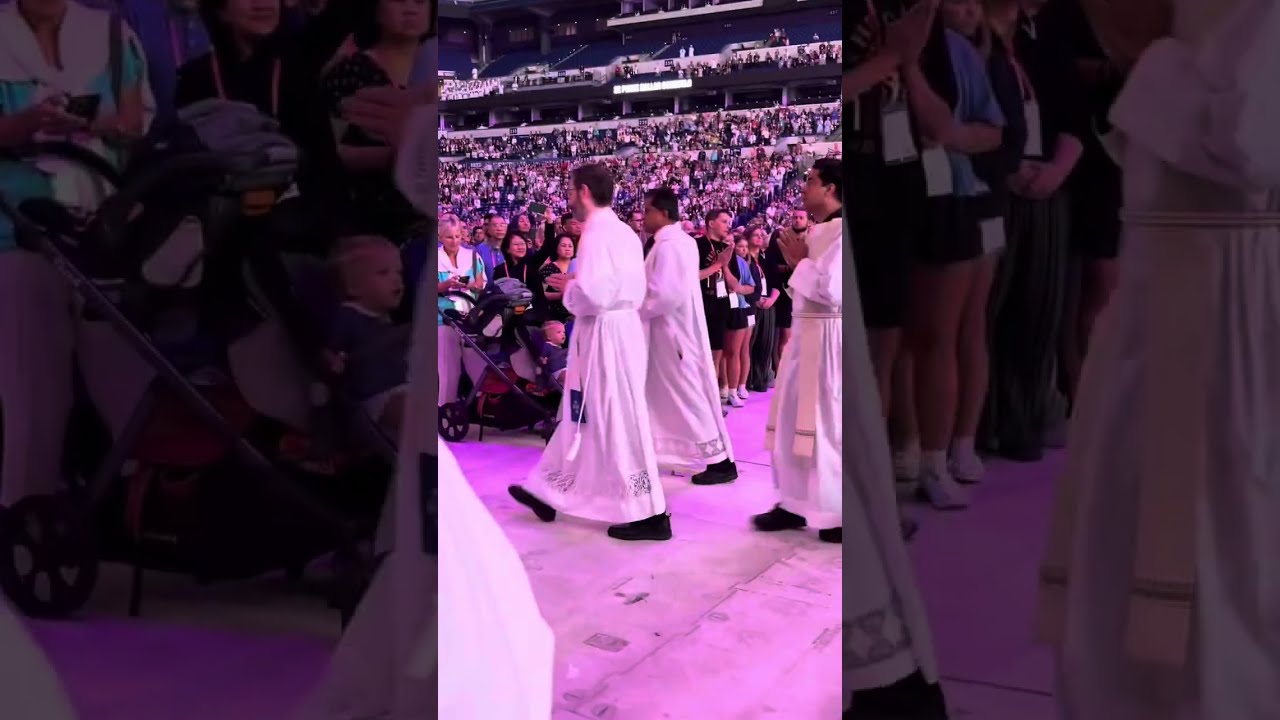 600 PRIESTS sing “To Jesus Christ, Our Sovereign King”