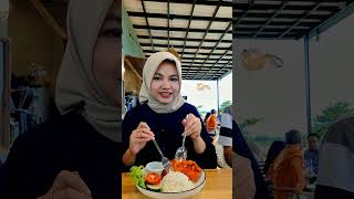 makan di tweenty tree purwodadi