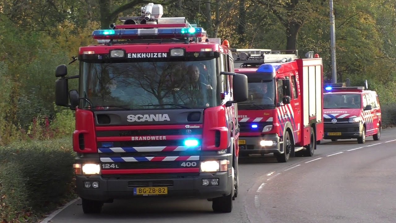 Sinterklaas wordt gered door de brandweer in Enkhuizen - Optocht van verschillende brandweerwagens