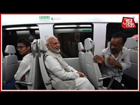 Delhi Metro में PM Modi को देखकर चौंके लोग 