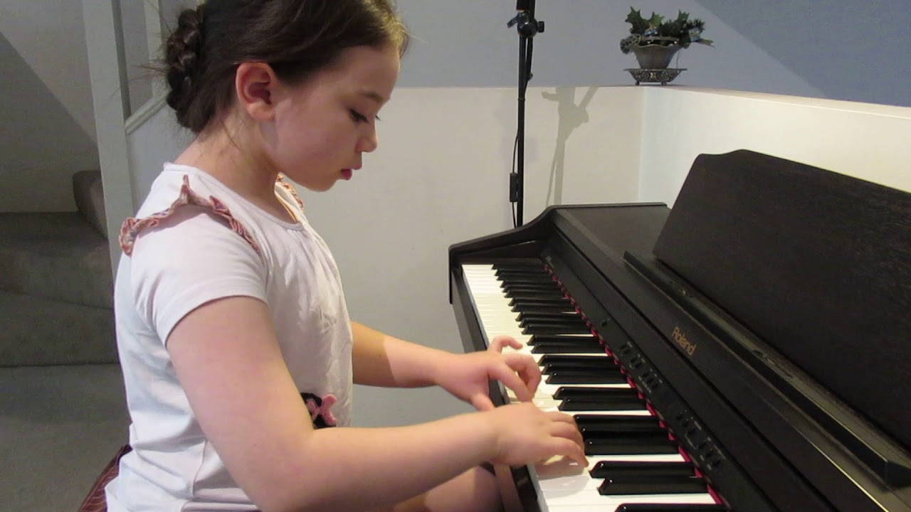 Pam Wedgwood, Old-fashioned Minuet. Performed by Julia Rozenkova.