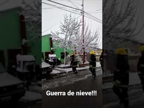 Bomberos y niños juegan con nieve en Cutral Co