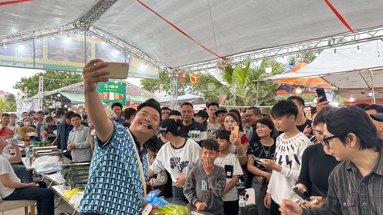 Thắng cố Ngựa Tươi Hải Sapa TV Chật Kín Người Tới Ủng Hộ Tại Chợ Viềng Phủ Dầy Xuân 2026