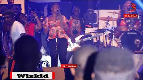 Wizkid makes fans go crazy, dashes out cash and honors FELA all at the  2017 Felabration
