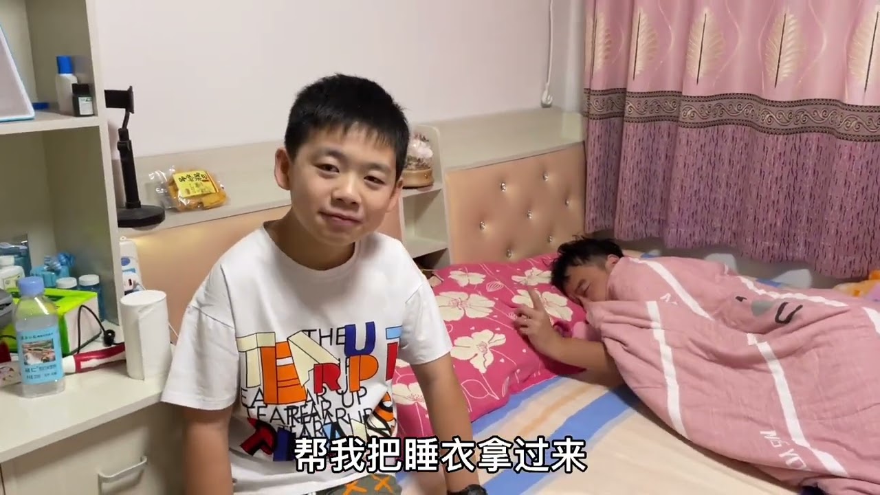 山东女婿在丈母娘家赖床不起，11岁小舅子拿出绝招，姐夫瞬间清醒