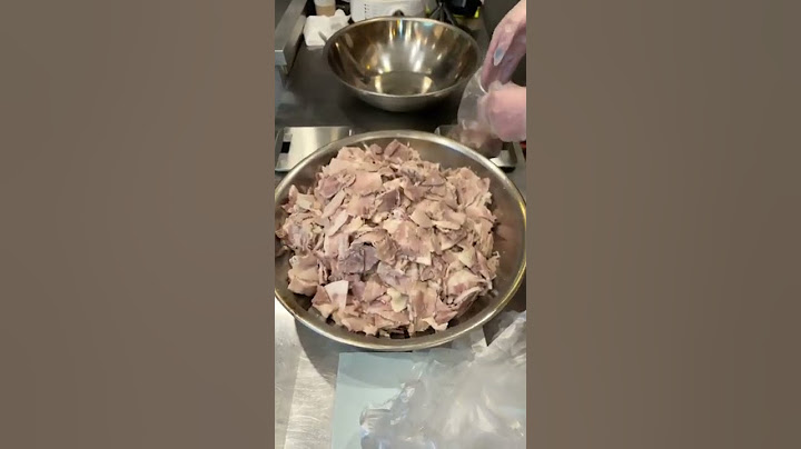 국밥 머릿고기 소분(한국의 서민 음식인 돼지국밥의 머릿고기 소분 장면)입니다.