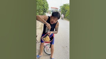 Chồng khờ lấy mũ bảo hiểm của người lạ đổ mì tôm vào để ăn và cái kết