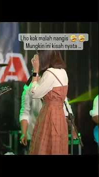 Dike Sabrina. Opo iseh ono. penyanyinya sampe nangis..