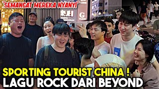 Jarang Tourist China nak diam terpacak je bila Sentuhan main lagu rock dari kumpulan Beyond ni