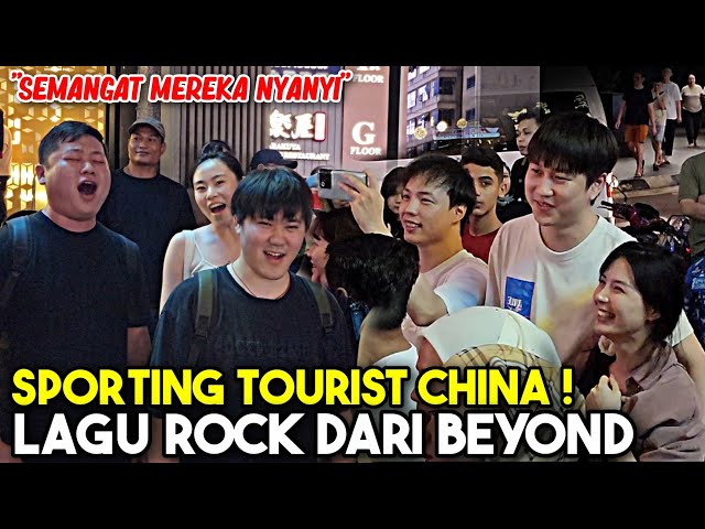 Jarang Tourist China nak diam terpacak je bila Sentuhan main lagu rock dari kumpulan Beyond ni class=