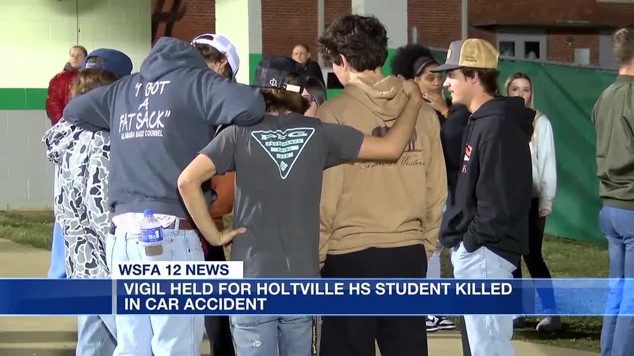 Vigil held for Holtville High School student killed in wreck - YouTube