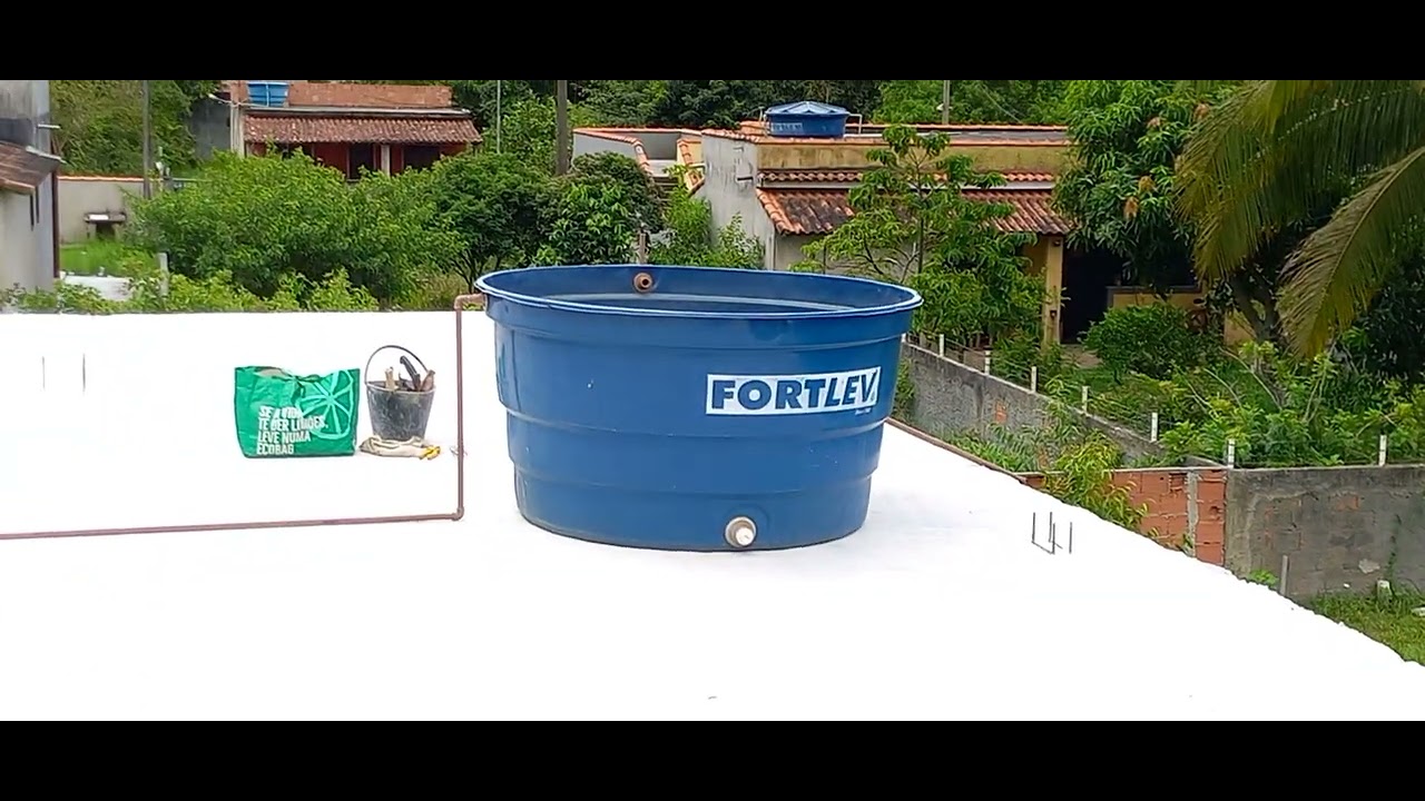 Caixa d'água estalada . 