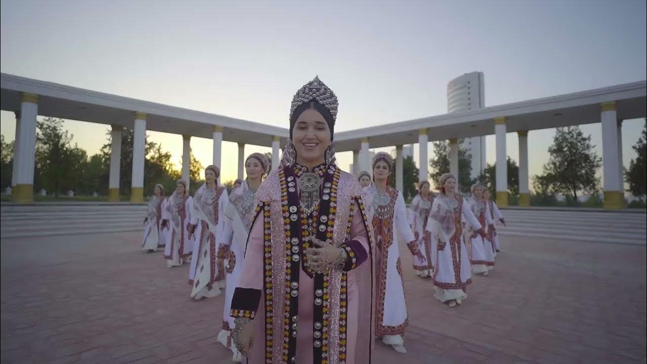 Borodina uyida jinsiy aloqa 2 Ayol neylon paypoqli tikuvli jinsiy aloqa