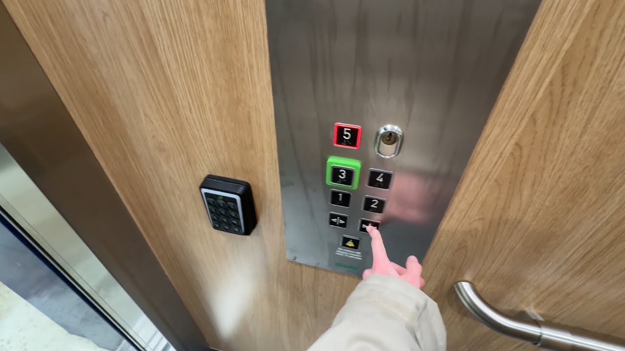 MODERNIZED! 1977 KONE (mod By: Motum /HydroWare) Hydraulic elevator @ Näverlursgatan 42, Göteborg 🇸🇪