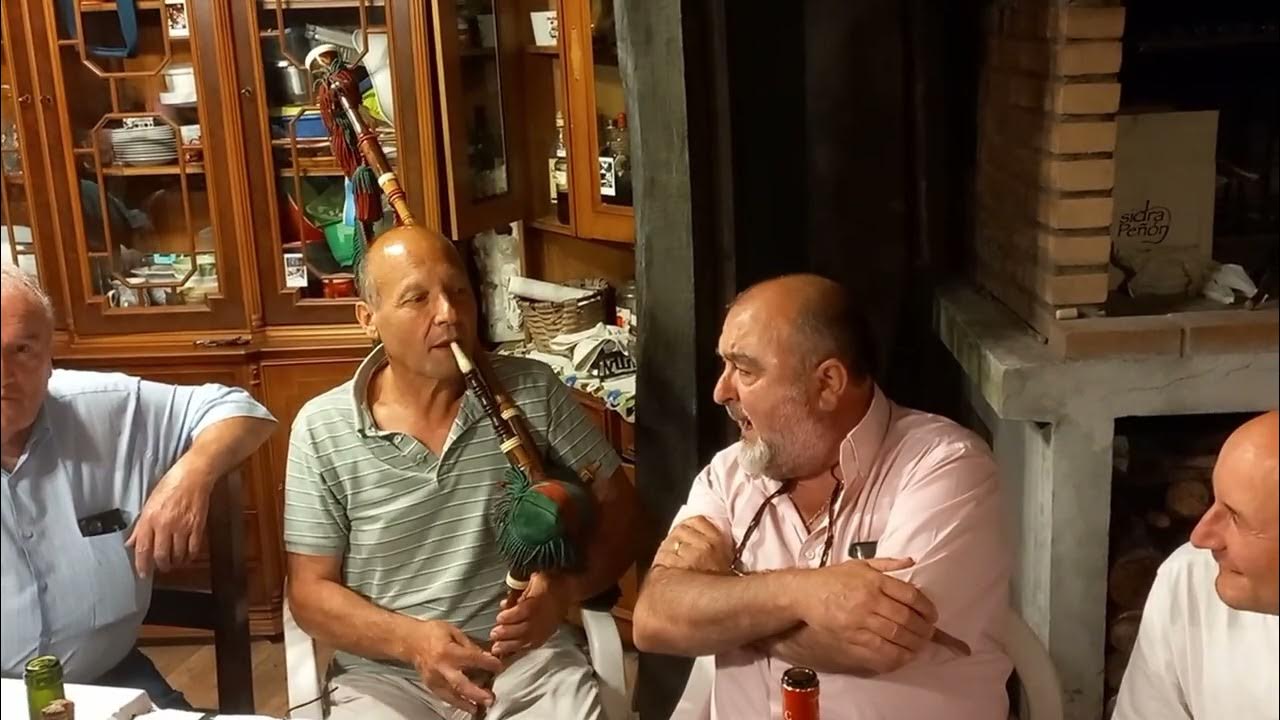 De folixa en la Campa - "Ruenes capital del Cuera", Juan Martín y "El Pravianu" De folixa en la Campa - "Ruenes capital del Cuera", Juan Martín y "El Pravianu"
