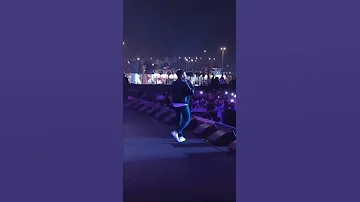 محمد حماقي يغني مع الجمهور لا ملامة في حفلة موسم الرياض 2022 