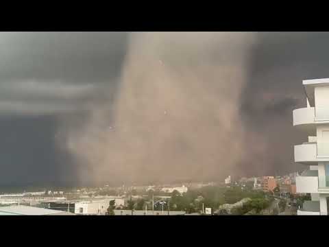 Video Enorme TORNADO a Chioggia: devastati gli stabilimenti balneari. Le immagini